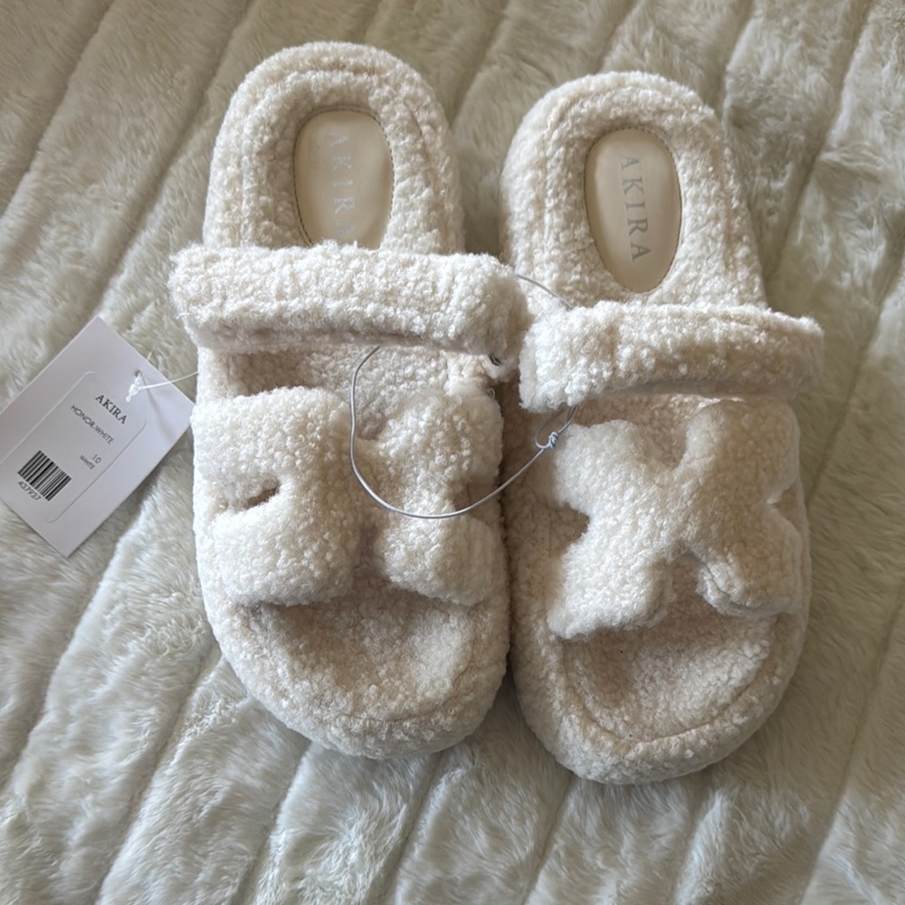 AKIRA Plush Cream Slippers